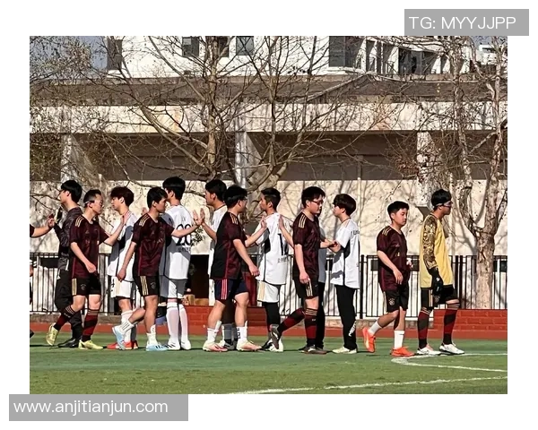 足球明星亲自带孩子训练传授技巧与热爱足球的精神